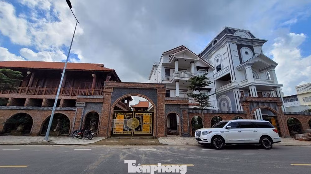Mặt tiền khu biệt phủ của ông N.H.S.