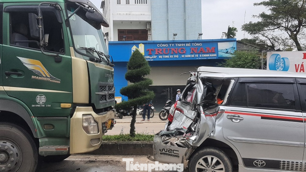 Phần đầu và đuôi xe ô tô 7 chỗ biến dạng. Phần đầu và đuôi xe ô tô 7 chỗ biến dạng.