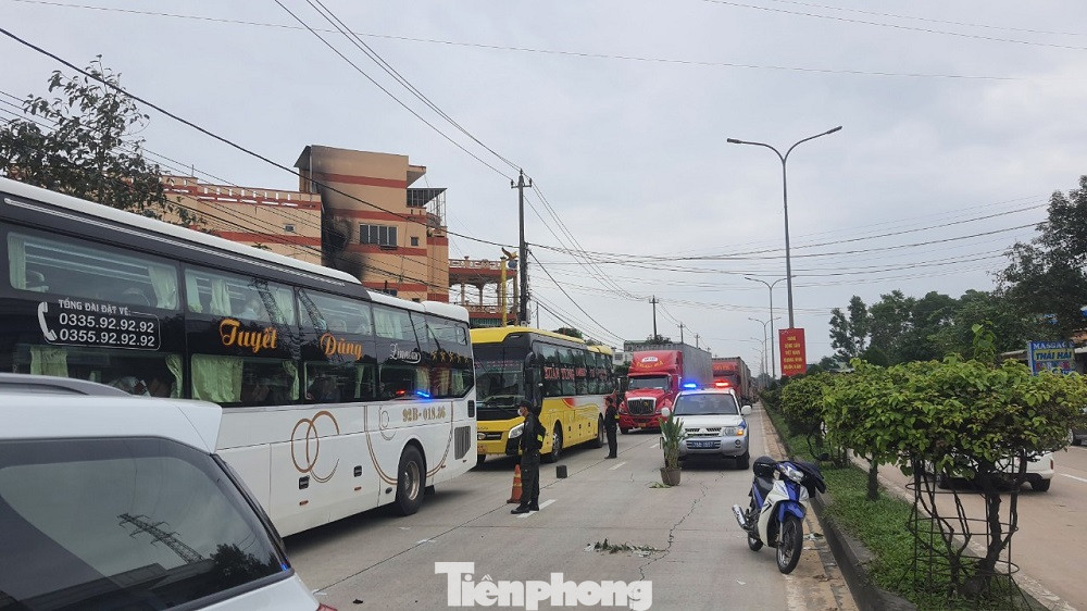 Vụ tai nạn khiến giao thông trên Quốc lộ 1A (hướng Bắc - Nam) bị ách tắc cục bộ. Vụ tai nạn khiến giao thông trên Quốc lộ 1A (hướng Bắc - Nam) bị ách tắc cục bộ.