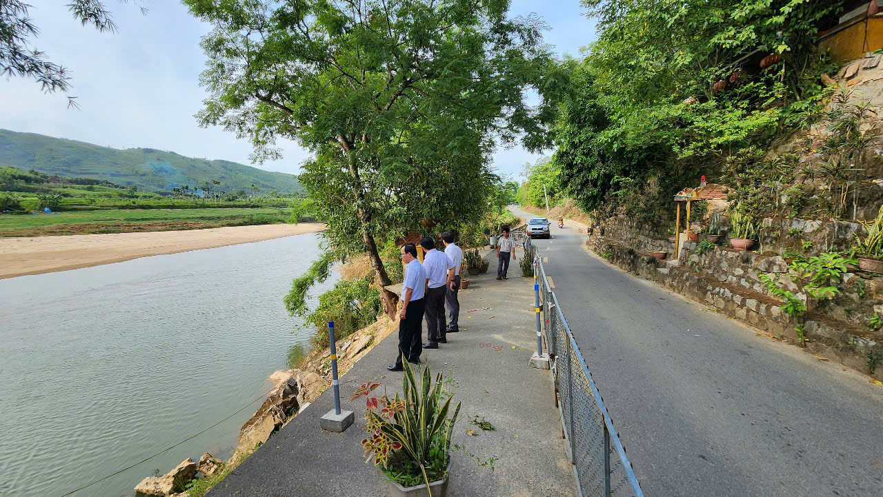 Tuyến tỉnh lộ 624B đoạn qua huyện Nghĩa Hành vẫn trong tình trạng sạt lở nghiêm trọng.