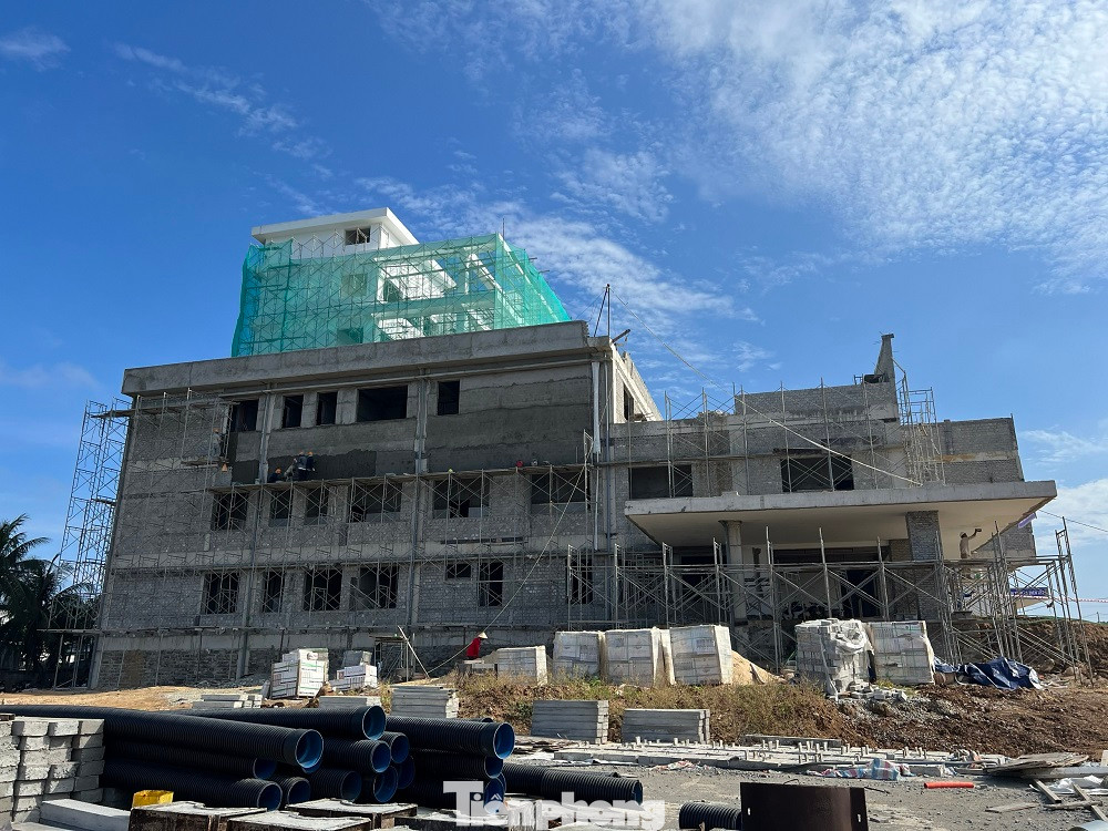 Dự án Trung tâm y tế quân - dân y kết hợp huyện Lý Sơn hiện đang gặp khó khăn trong công tác giải phóng mặt bằng, do còn một số hộ dân chưa thống nhất phương án bồi thường.