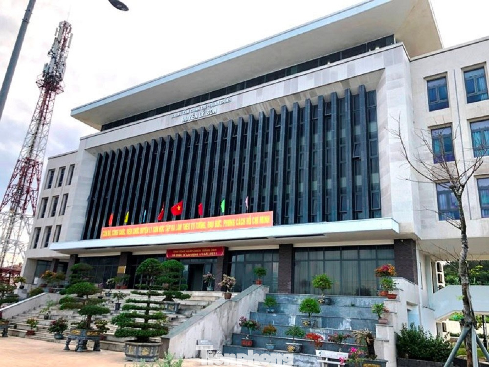 Dự án Trung tâm Chính trị - Hành chính huyện Lý Sơn, có tổng mức đầu tư hơn 79,9 tỷ đồng hoàn thành đưa vào sử dụng nhiều năm nhưng chưa được nghiệm thu.