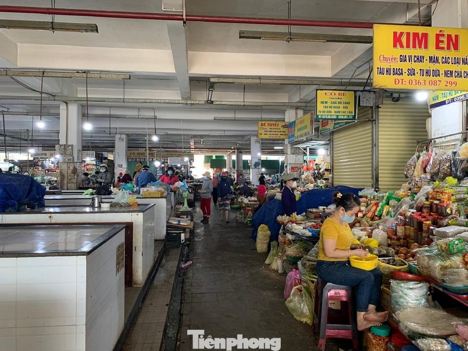 Hiện Ban quản lý chợ Quảng Ngãi đang thực hiện phương án giãn cách cho các tiểu thương buôn bán trong chợ bằng cách chia nửa số người bán. Ảnh: Nguyễn Ngọc