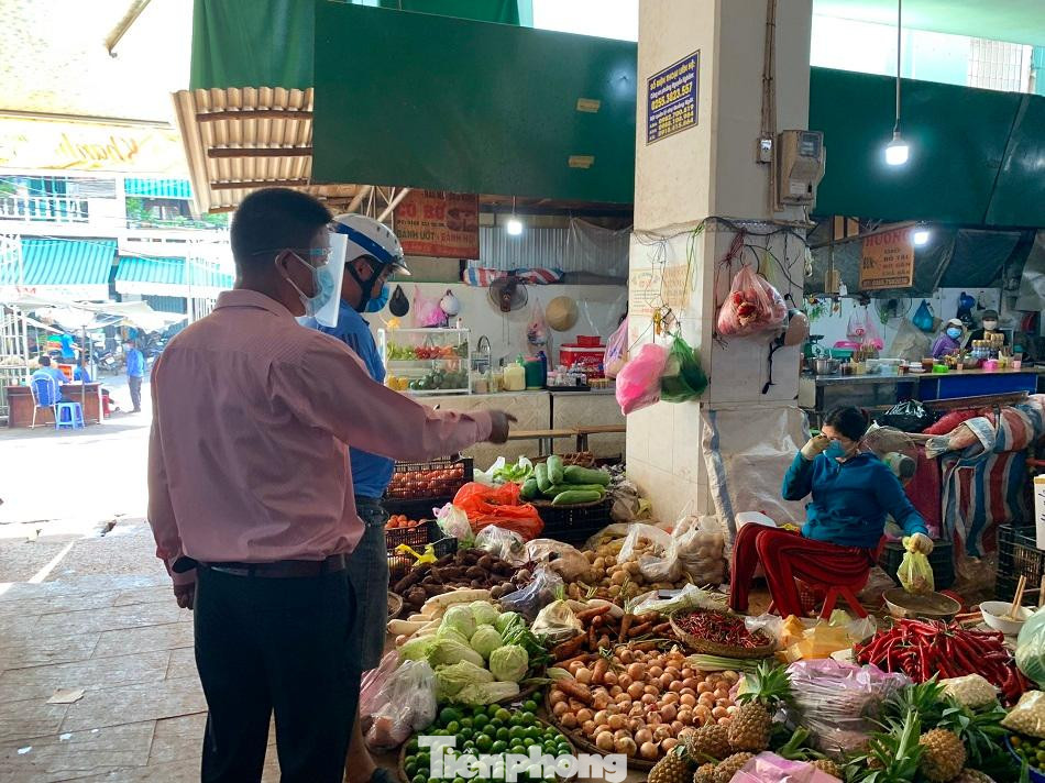 Lực lượng chức năng nhắc nhở người dân kéo cao khẩu trang. Ảnh: Nguyễn Ngọc