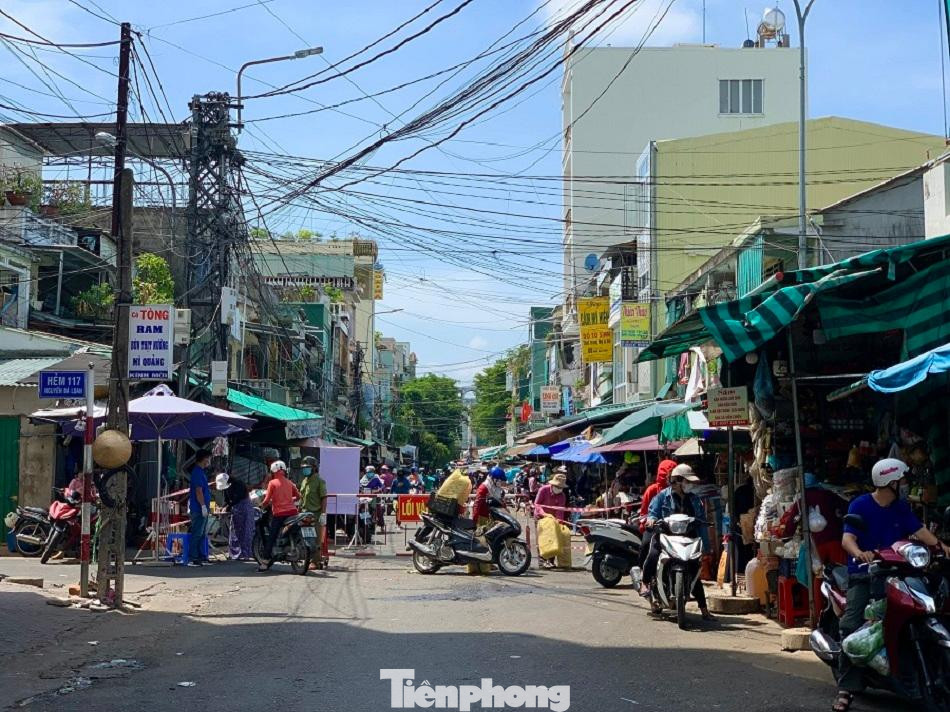 Các đường phụ ra vào chợ đều bị phong tỏa. Ảnh: Nguyễn Ngọc