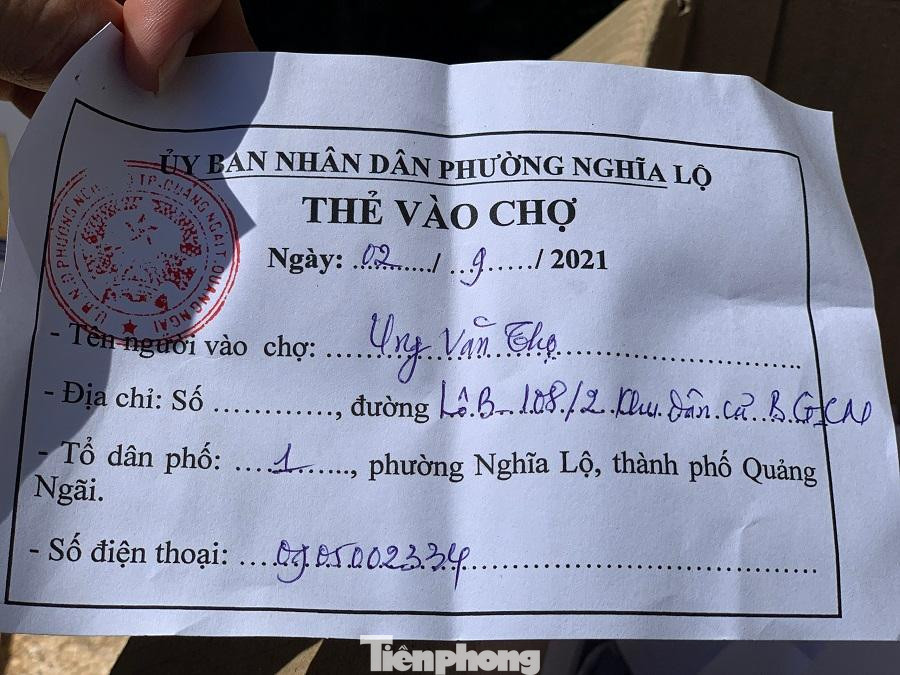 Ghi thông tin trên phiếu vào chợ. Ảnh: Nguyễn Ngọc