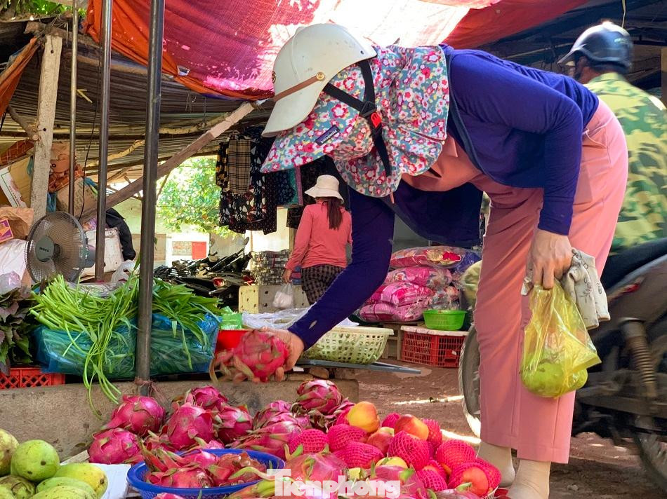 Người dân thực hiện rất nghiêm túc quy định phòng chống dịch. Ảnh: Nguyễn Ngọc