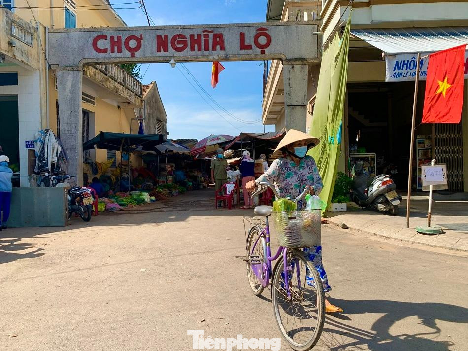 Theo quan sát lượng người đi chợ giảm hơn trước rất nhiều. Ảnh: Nguyễn Ngọc