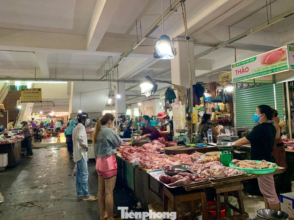 Theo đó, sẽ có người bán ngày chẵn, có người bán ngày lẻ, để đảm bảo giãn cách phòng chống dịch. Ảnh: Nguyễn Ngọc