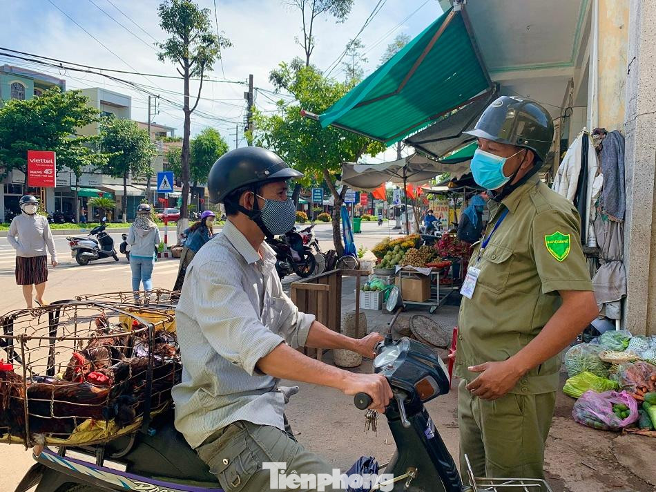 Người dân vào chợ Nghĩa Lộ Nghĩa Lộ (phường Nghĩa Lộ, TP Quảng Ngãi), được kiểm tra phiếu vào chợ. Ảnh: Nguyễn Ngọc