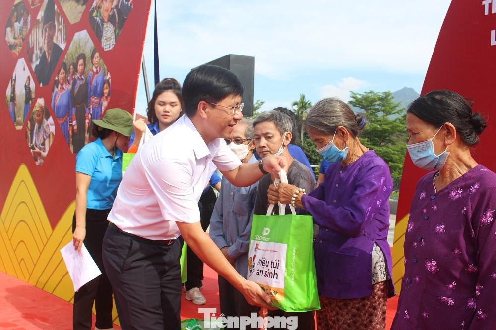 Bí thư Huyện ủy Trà Bồng Đặng Minh Thảo tặng quà cho người dân. Bí thư Huyện ủy Trà Bồng Đặng Minh Thảo tặng quà cho người dân.