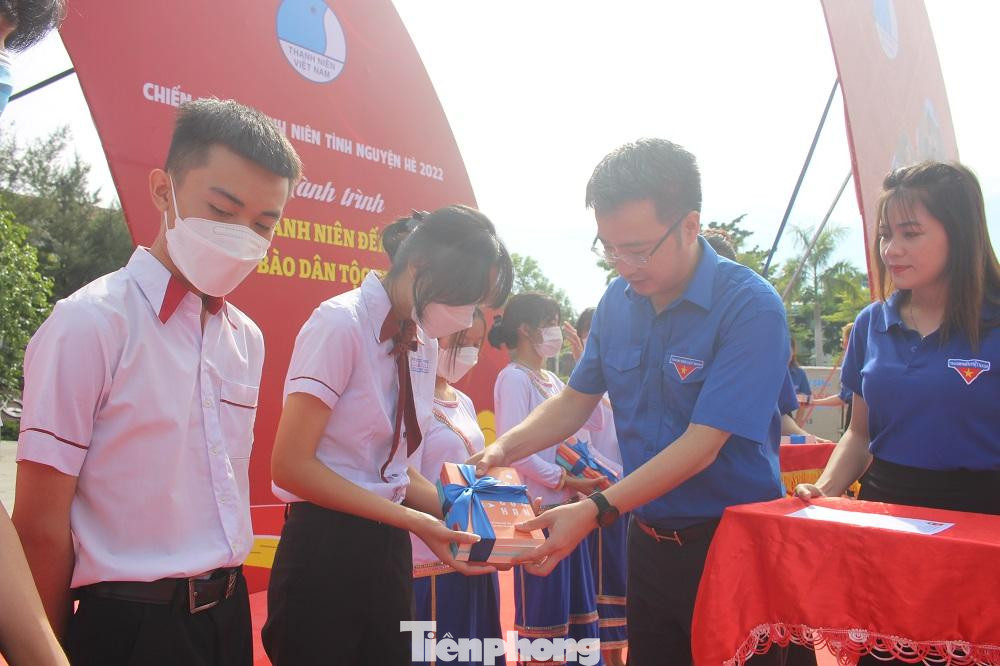 Ông Nguyễn Tường Lâm - Bí thư T.Ư Đoàn TNCS Hồ Chí Minh trao tặng học bổng cho các em học sinh dân tộc thiểu số có hoàn cảnh khó khăn. Ông Nguyễn Tường Lâm - Bí thư T.Ư Đoàn TNCS Hồ Chí Minh trao tặng học bổng cho các em học sinh dân tộc thiểu số có hoàn cảnh khó khăn.