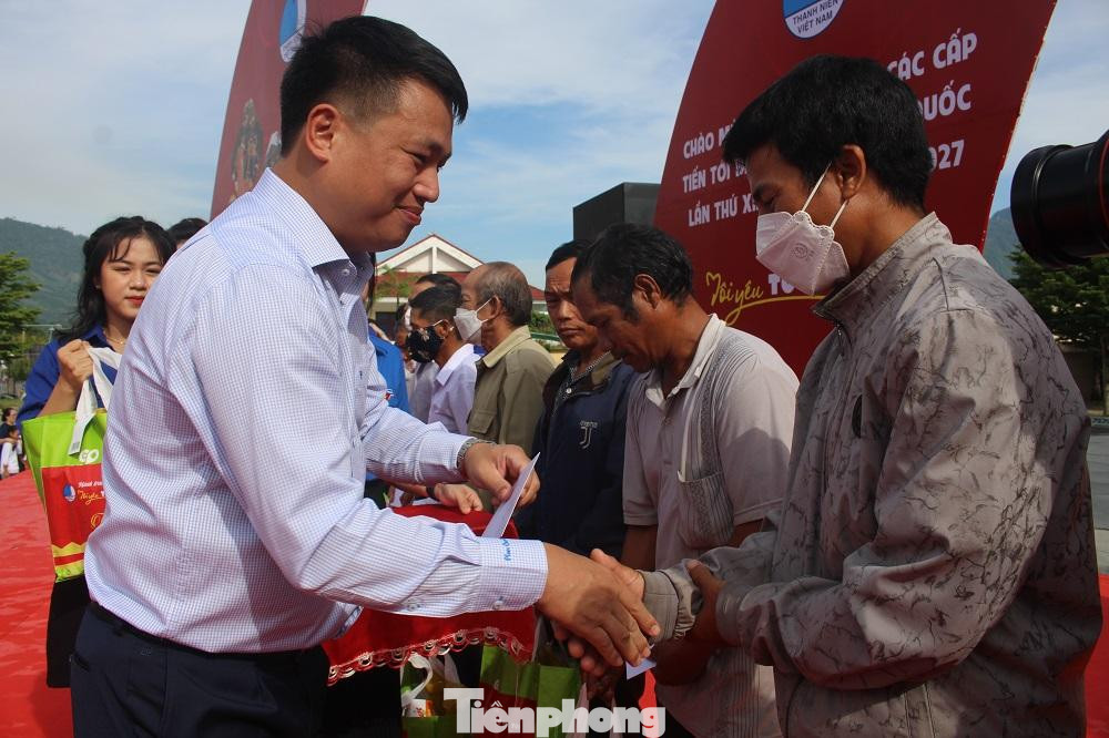 Ông Đặng Ngọc Huy - Phó Bí thư Thường trực Tỉnh ủy Quảng Ngãi tặng quà cho người dân có hoàn cảnh khó khăn. Ông Đặng Ngọc Huy - Phó Bí thư Thường trực Tỉnh ủy Quảng Ngãi tặng quà cho người dân có hoàn cảnh khó khăn.