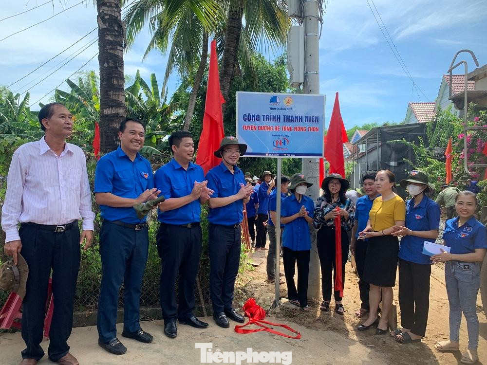 Trao tặng công trình đường bê tông nông thôn. Trao tặng công trình đường bê tông nông thôn.