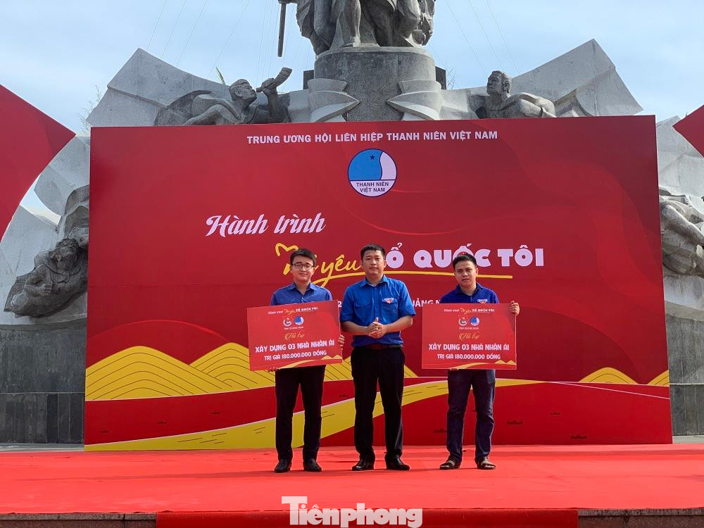 Ông Cao Lê Tùng Nghĩa - Bí thư Tỉnh đoàn Quảng Ngãi trao tặng nhà nhân ái cho người dân có hoàn cảnh khó khăn. Ông Cao Lê Tùng Nghĩa - Bí thư Tỉnh đoàn Quảng Ngãi trao tặng nhà nhân ái cho người dân có hoàn cảnh khó khăn.