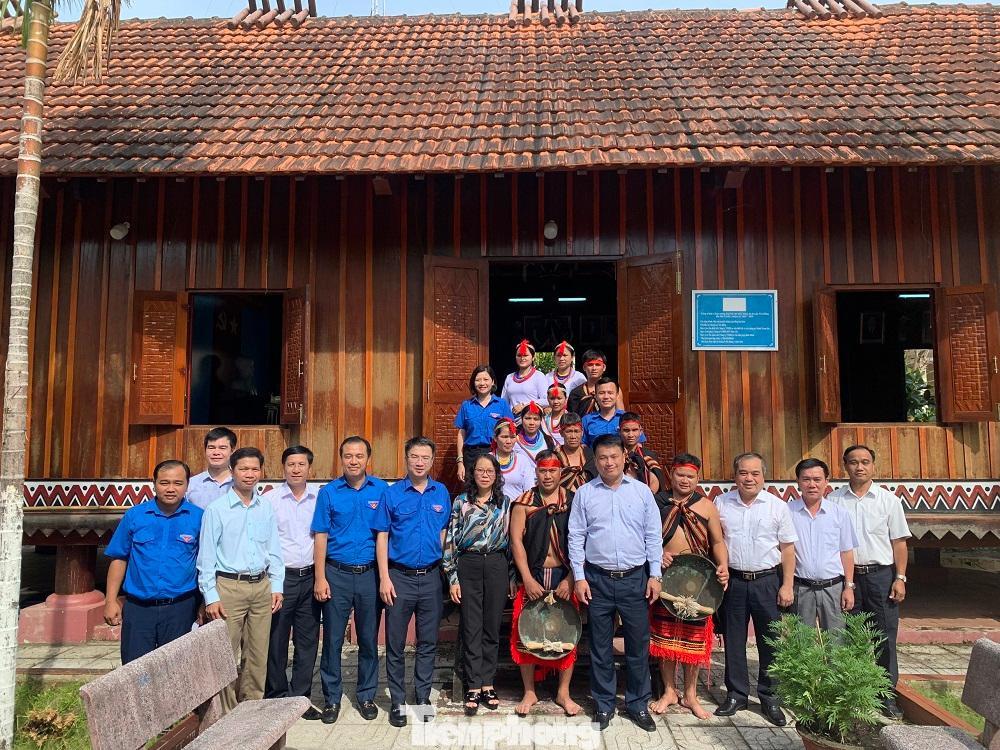 Chụp ảnh lưu niệm. Chụp ảnh lưu niệm.