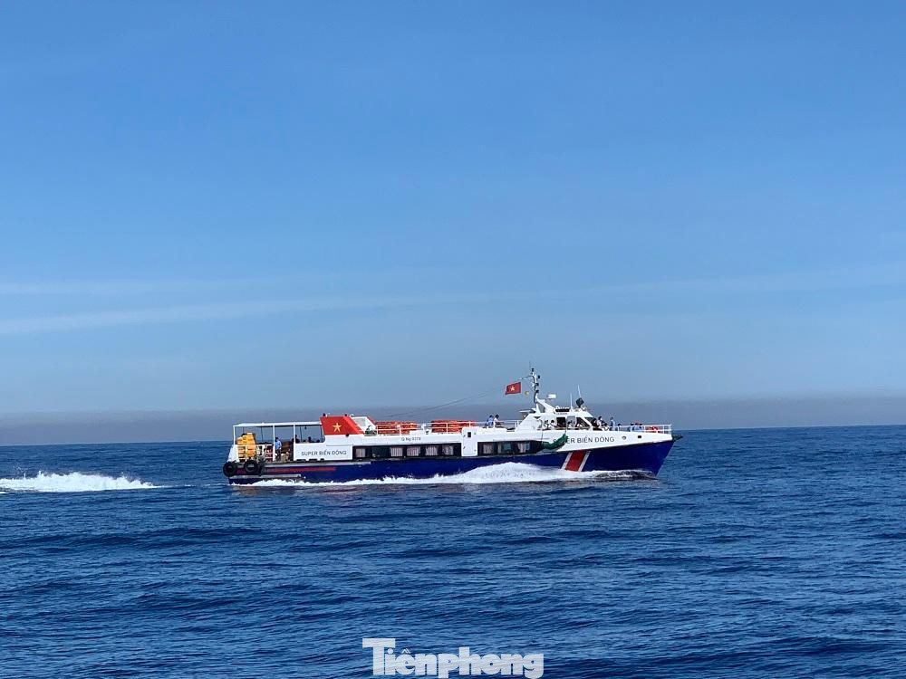 Tàu cao tốc từ đất liền ra đảo Lý Sơn (Quảng Ngãi). Tàu cao tốc từ đất liền ra đảo Lý Sơn (Quảng Ngãi).