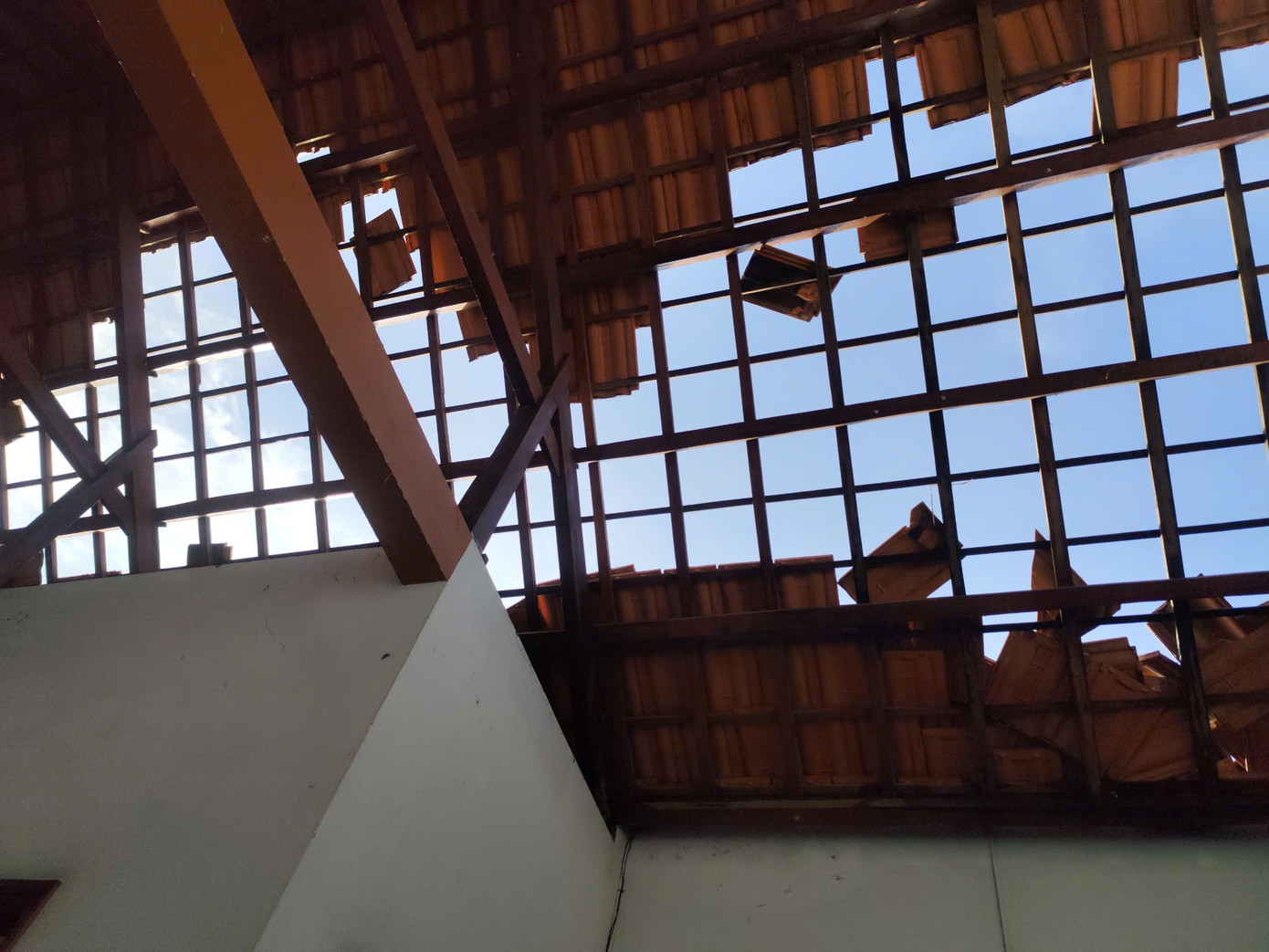 Gió lốc trong đêm khiến 36 nhà dân bị tốc mái, rất may không có thiệt hại về người.