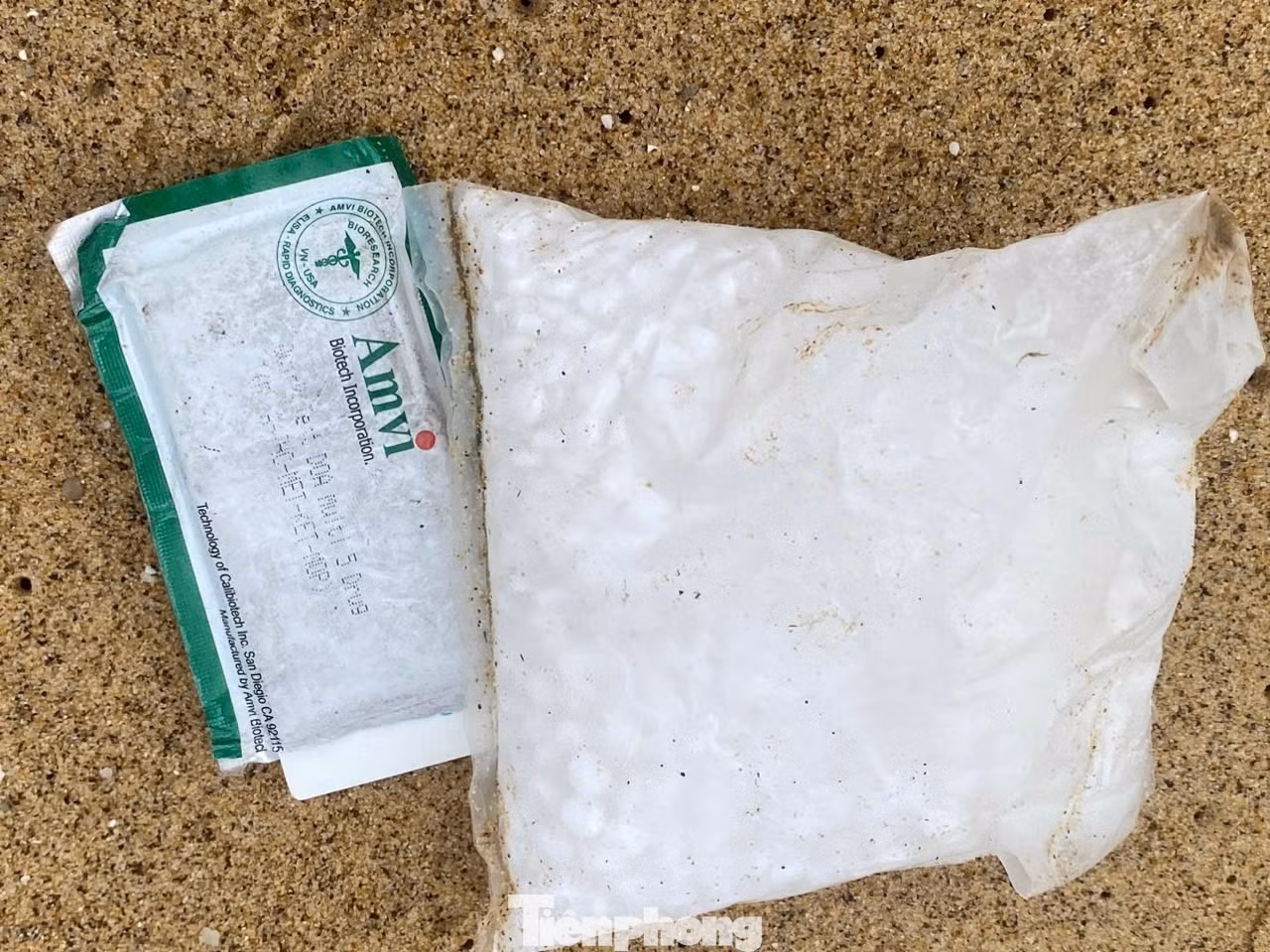 Hơn 3.000 viên nén trôi dạt vào bờ biển Quảng Ngãi được người dân phát hiện không phải ma túy. Hơn 3.000 viên nén trôi dạt vào bờ biển Quảng Ngãi được người dân phát hiện không phải ma túy.