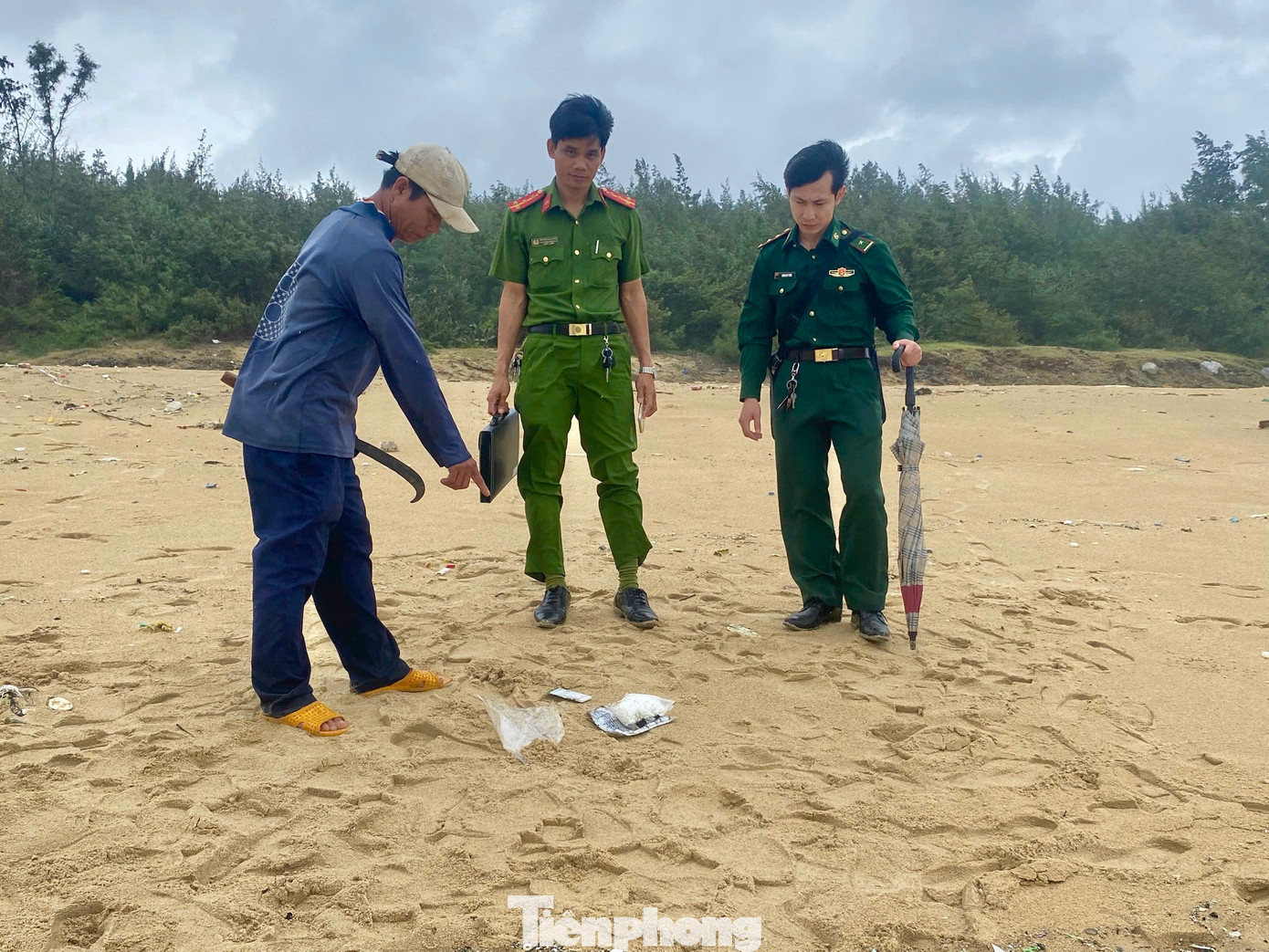 Những viên nén được người dân Quảng Ngãi phát hiện. Những viên nén được người dân Quảng Ngãi phát hiện.