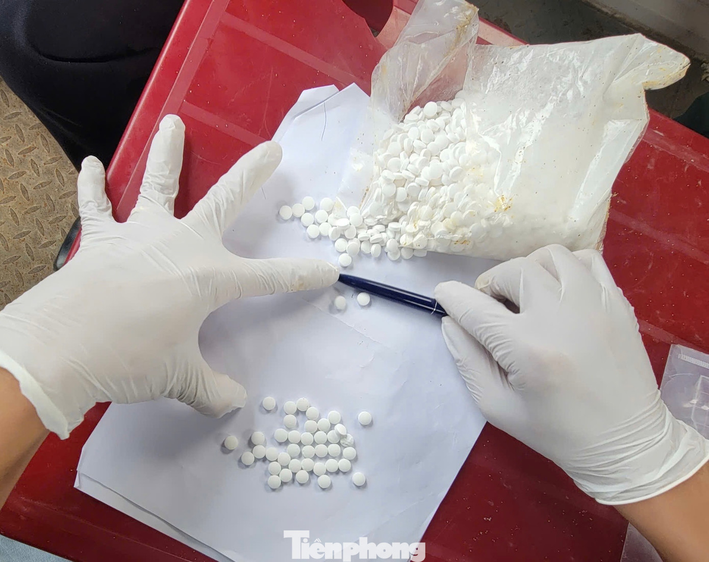 Túi nilon chứa khoảng 1.500 viên nén màu trắng, kích thước 0,3 x 0,8 cm.