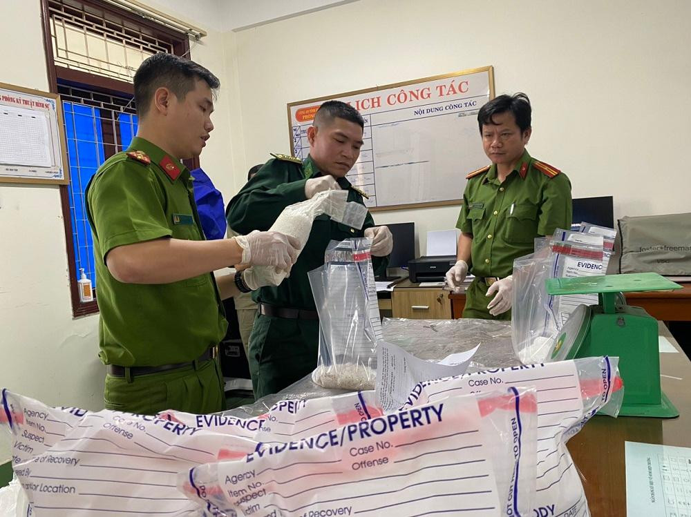 Tinh thể màu trắng chứa trong 20 gói nilon trôi dạt vào bờ biển xã Phổ Châu, thị xã Đức Phổ, tỉnh Quảng Ngãi là chất ma túy, loại Ketamine. Tinh thể màu trắng chứa trong 20 gói nilon trôi dạt vào bờ biển xã Phổ Châu, thị xã Đức Phổ, tỉnh Quảng Ngãi là chất ma túy, loại Ketamine.