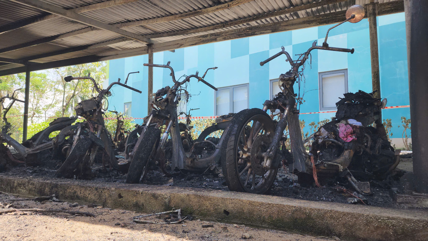 Nhiều xe máy bị thiêu rụi, trơ khung sắt. Nhiều xe máy bị thiêu rụi, trơ khung sắt.
