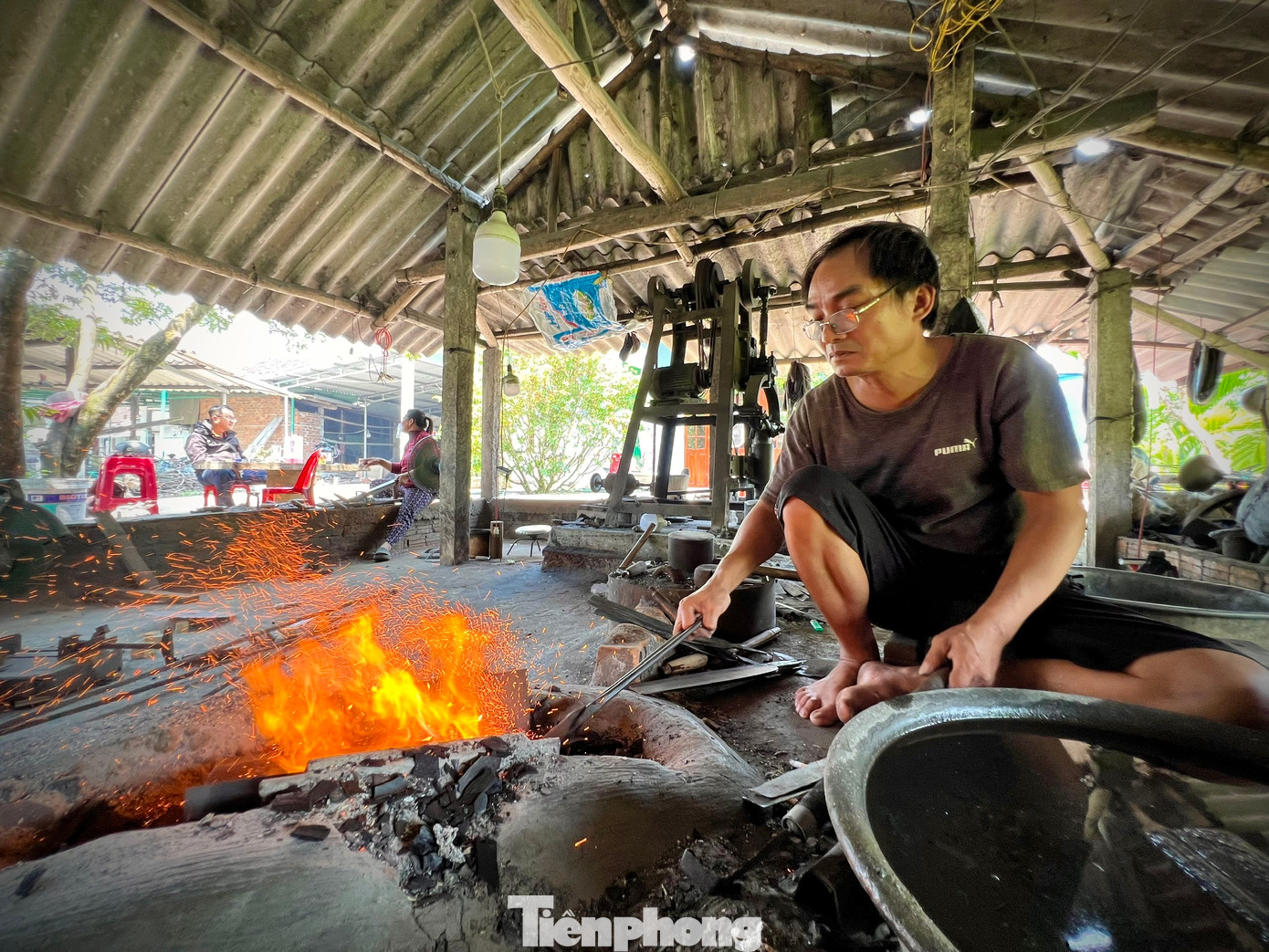 Theo các thợ rèn, nghề rèn là nghề vất vả, đòi hỏi tính kiên nhẫn, sự bền bỉ và sức lực… chịu được cái nóng của lửa, bụi bặm của khói. Ngoài ra, việc nung sắt rồi máy dập cho nhẵn, mài, đóng cán… mỗi khâu đều yêu cầu sự khéo léo rất cao của người thợ. Cao hơn nữa là phải biết “căn” nhiệt độ nhằm xác định thời gian tôi trong bễ là bao lâu để đưa ra sản phẩm đạt chất lượng.