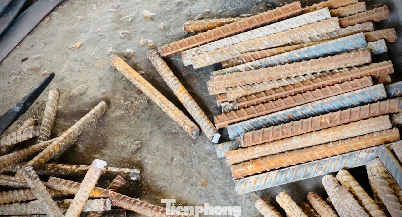 Nguyên liệu để rèn thành dao, rựa, cuốc, xẻng nói chung là “mì” (các cây sắt hình chữ Y, cỡ 16-18mm). Sắt được cắt ra thành khúc rồi cán dẹp, gọi là “dóc”, trải qua nhiều công đoạn mới ra thành phẩm để sử dụng. Trung bình mỗi ngày người thợ có thể làm ra được 30-35 chiếc dao, rựa, bán ra cũng được 500.000 đồng/ngày.