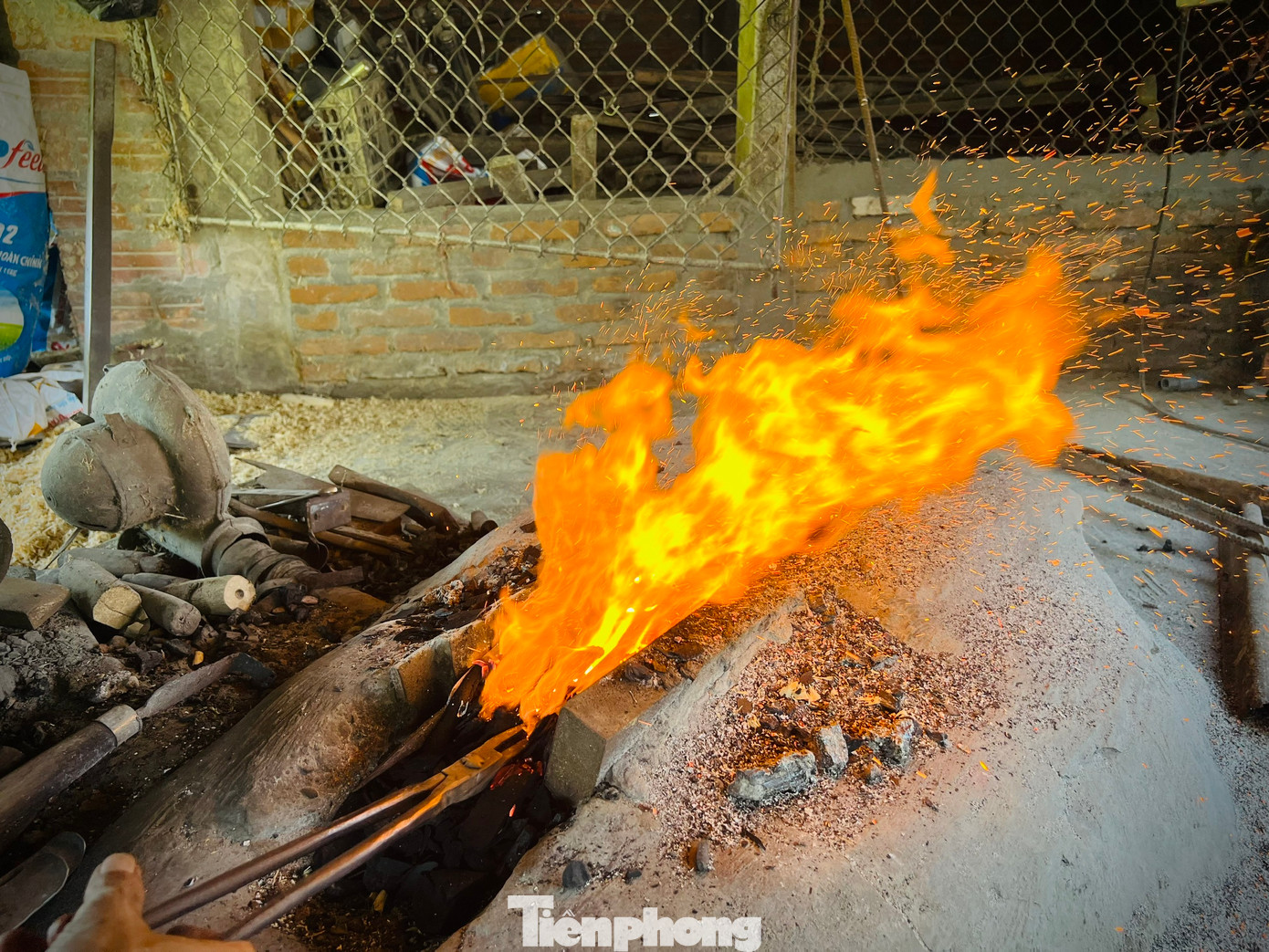 Theo các thợ rèn, nghề rèn là nghề vất vả, đòi hỏi tính kiên nhẫn, sự bền bỉ và sức lực… chịu được cái nóng của lửa, bụi bặm của khói. Ngoài ra, việc nung sắt rồi máy dập cho nhẵn, mài, đóng cán… mỗi khâu đều yêu cầu sự khéo léo rất cao của người thợ. Cao hơn nữa là phải biết “căn” nhiệt độ nhằm xác định thời gian tôi trong bễ là bao lâu để đưa ra sản phẩm đạt chất lượng.