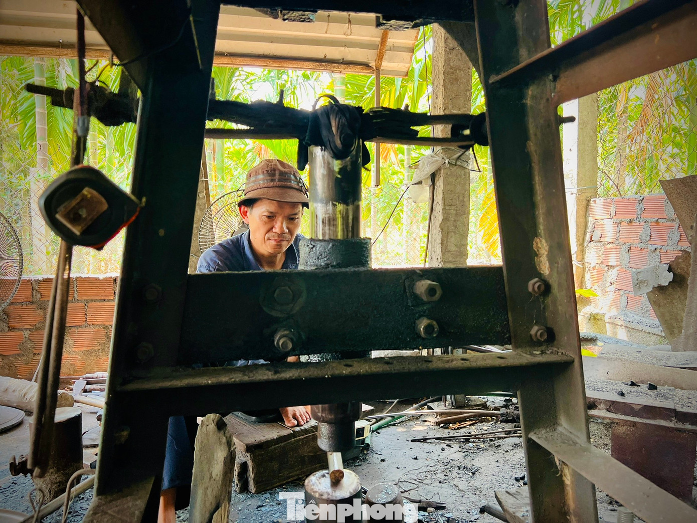 Theo các bậc cao niên, không ai biết chính xác làng rèn nơi đây có từ bao giờ, họ chỉ biết cụ tổ nghề có gốc gác phía Bắc và có tên là Đinh Khắc Nhơn. Hơn 3 thế kỷ trước, cụ tổ cùng gia đình di cư vào Nam và chọn mảnh đất sát bên bờ sông Trà để khai hoang, lập nghề, lập làng. Kể từ đó, những lò rèn luôn đỏ lửa trên mảnh đất này.