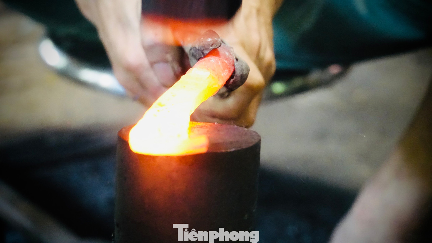 Tiếp xúc với nhiệt độ cao và dùng lực nhiều nên đôi bàn tay của những người thợ rèn lâu năm bị chai sần, thô cứng.