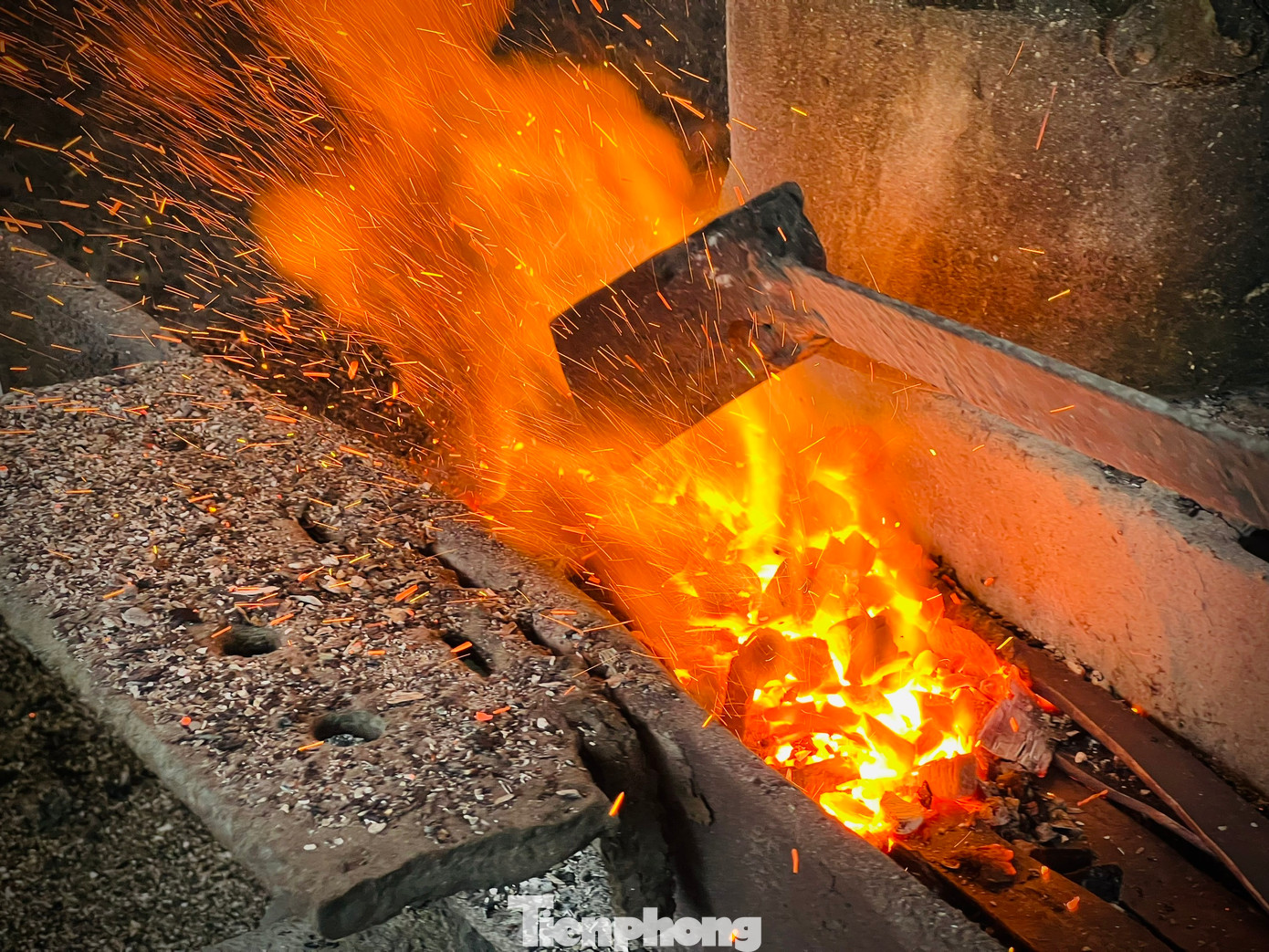 Tiếp xúc với nhiệt độ cao và dùng lực nhiều nên đôi bàn tay của những người thợ rèn lâu năm bị chai sần, thô cứng.