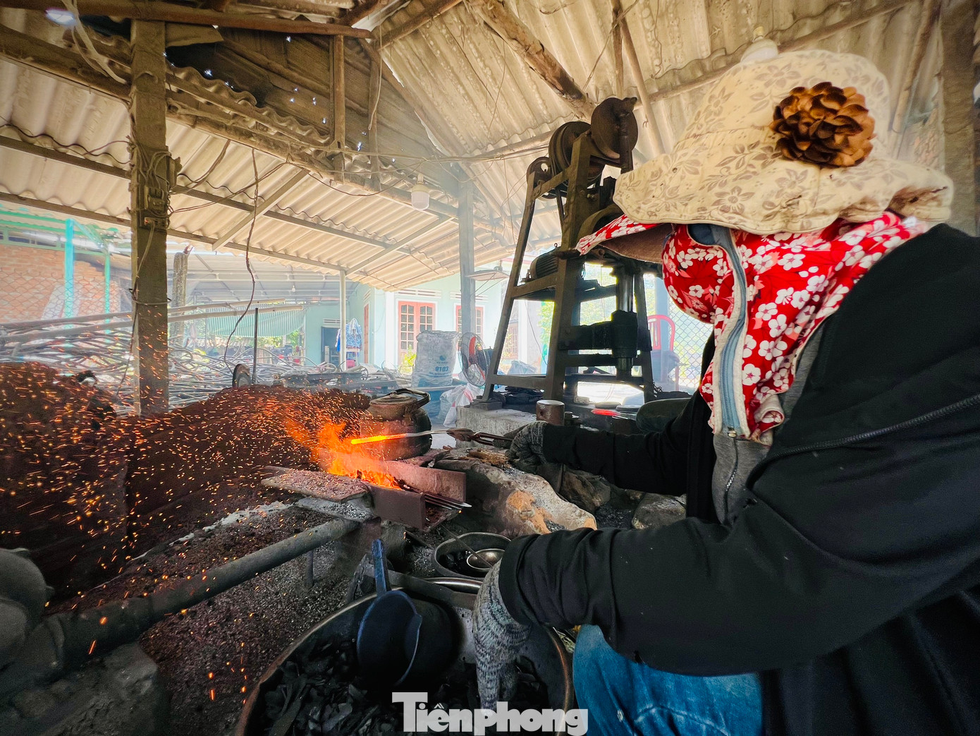 Dưới cái nắng như thiêu đốt của miền Trung, tiếng búa chan chát, kèm theo tiếng mài, tiếng dập... vang lên liên hồi, những người thợ ở làng rèn Minh Khánh vẫn miệt mài mưu sinh bên bếp than rực lửa.