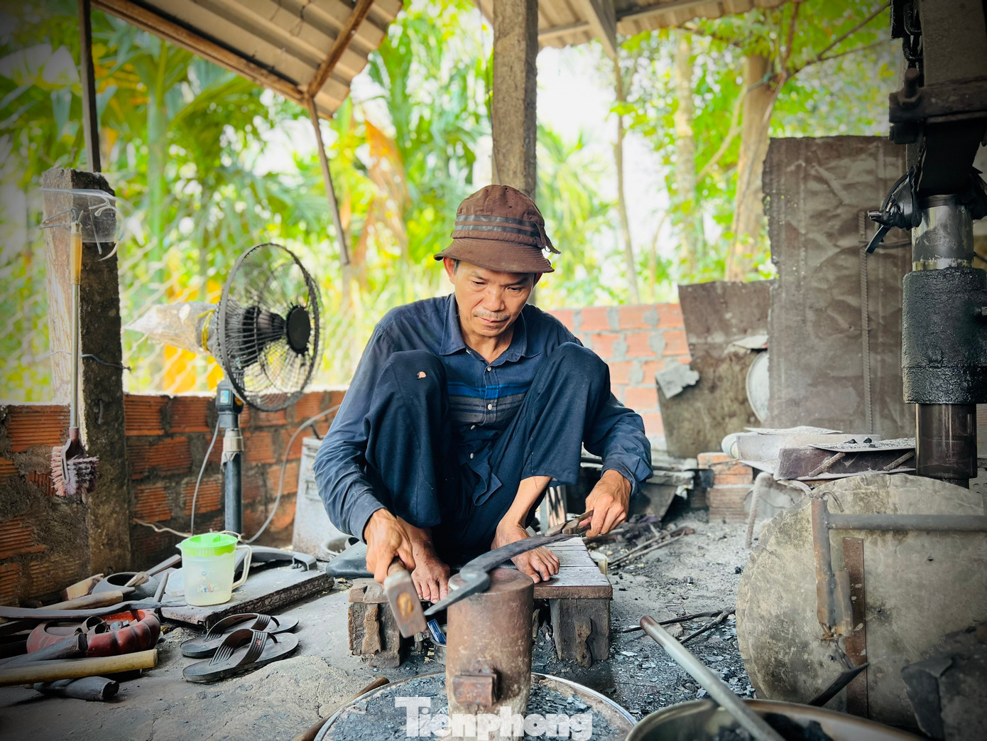 Theo các bậc cao niên, không ai biết chính xác làng rèn nơi đây có từ bao giờ, họ chỉ biết cụ tổ nghề có gốc gác phía Bắc và có tên là Đinh Khắc Nhơn. Hơn 3 thế kỷ trước, cụ tổ cùng gia đình di cư vào Nam và chọn mảnh đất sát bên bờ sông Trà để khai hoang, lập nghề, lập làng. Kể từ đó, những lò rèn luôn đỏ lửa trên mảnh đất này.