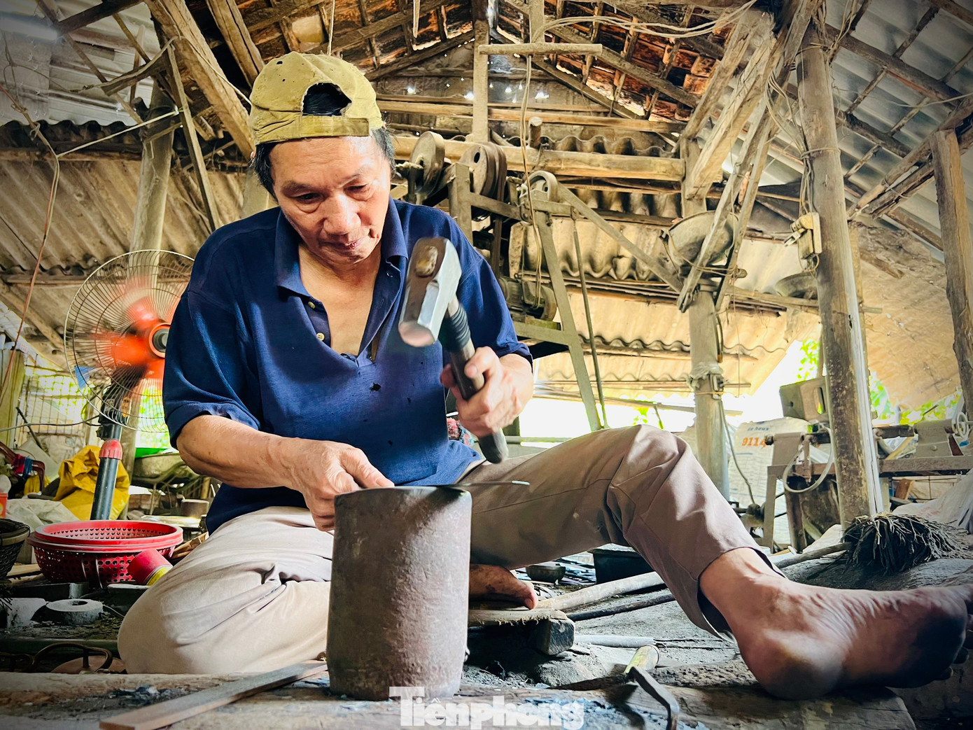 Ông Nguyễn Hữu Lý (51 tuổi, trú ở thôn Minh Khánh, xã Tịnh Minh) cho biết, những người thợ trong làng không ai nắm rõ nghề rèn ở đây có từ khi nào, chỉ biết rằng nghề đã tồn tại đã hàng trăm năm, được con cháu kế nghiệp cho đến tận bây giờ.