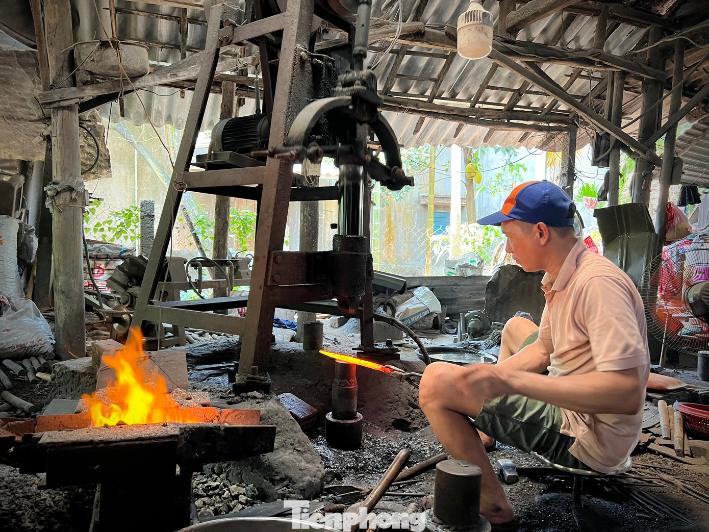 Dưới cái nắng như thiêu đốt của miền Trung, tiếng búa chan chát, kèm theo tiếng mài, tiếng dập... vang lên liên hồi, những người thợ ở làng rèn Minh Khánh vẫn miệt mài mưu sinh bên bếp than rực lửa.