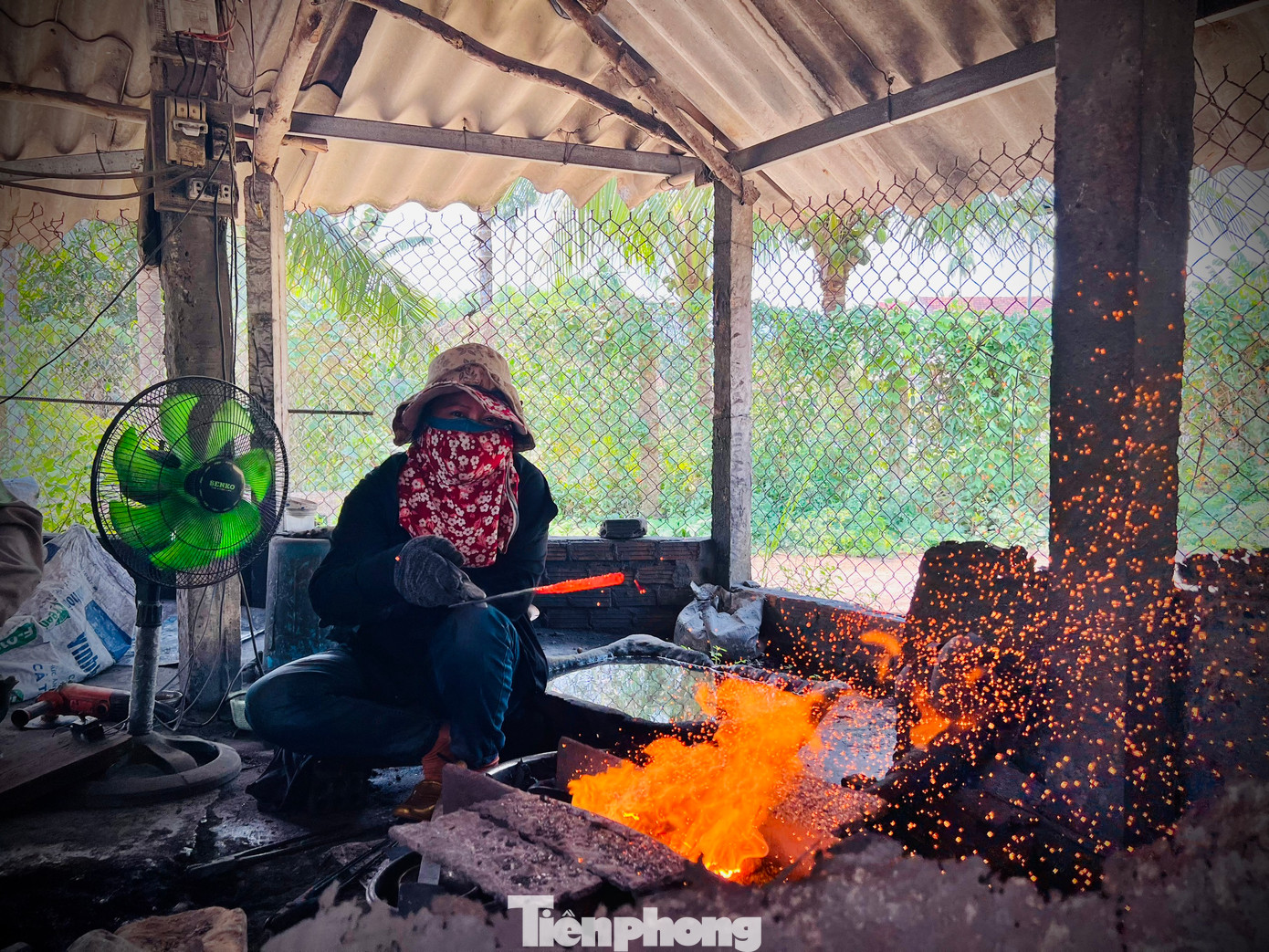 Làng rèn Minh Khánh (xã Tịnh Minh, huyện Sơn Tịnh, tỉnh Quảng Ngãi) trải qua hơn 300 năm tồn tại cùng những thăng trầm lịch sử, với đôi bàn tay, khối óc cần cù, sáng tạo của người dân nơi đây, làng rèn đến nay vẫn đỏ lửa.