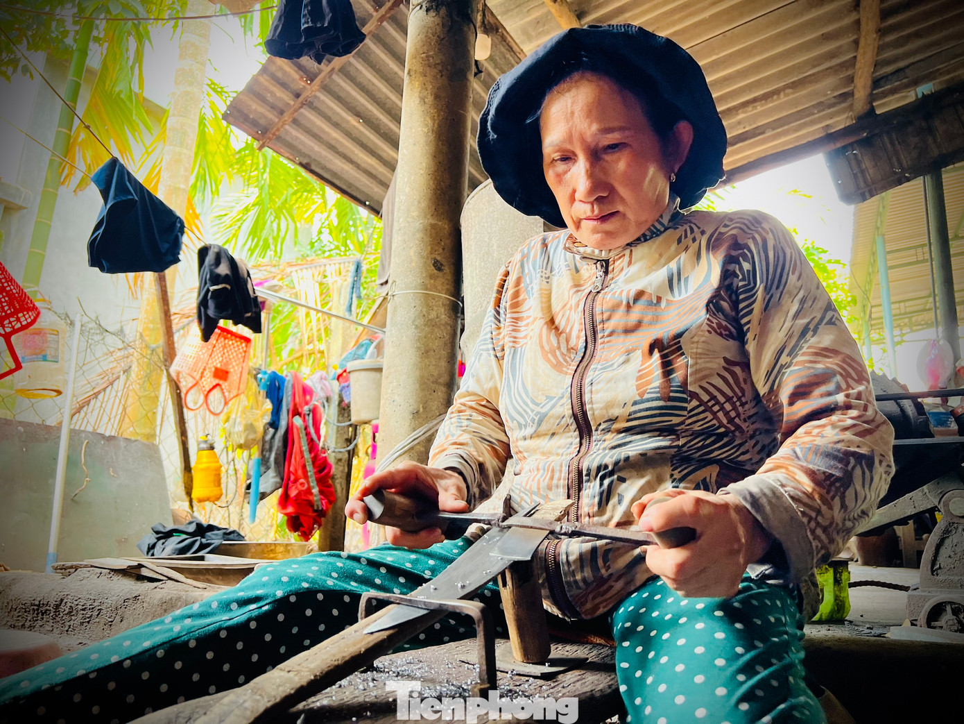 “Tôi là đời thứ 5 trong gia đình có truyền thống làm nghề rèn. Đây là nghề cha truyền con nối. Tôi kế thừa từ ba tôi, ba tôi kế thừa từ ông nội... Cứ thế truyền từ đời này sang đời khác, tính ra đã hơn 300 năm đỏ lửa”, ông Lý nói.