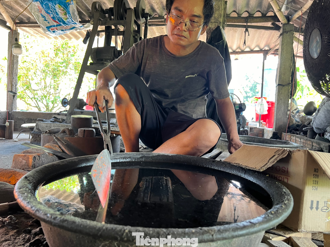 Ông Lương Kim Hải (trú ở thôn Minh Khánh) cho hay, trước đây để làm ra thành phẩm là dao, rựa, liềm, cuốc... dùng trong sinh hoạt và sản xuất, người thợ rèn phải trải qua rất nhiều công đoạn và đòi hỏi rất nhiều công sức. Tuy nhiên, từ khi có điện và máy móc hiện đại, nghề rèn cũng đỡ vất vả, thời gian hoàn thành một số công đoạn được rút ngắn hơn.