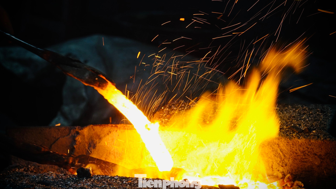 Tiếp xúc với nhiệt độ cao và dùng lực nhiều nên đôi bàn tay của những người thợ rèn lâu năm bị chai sần, thô cứng.