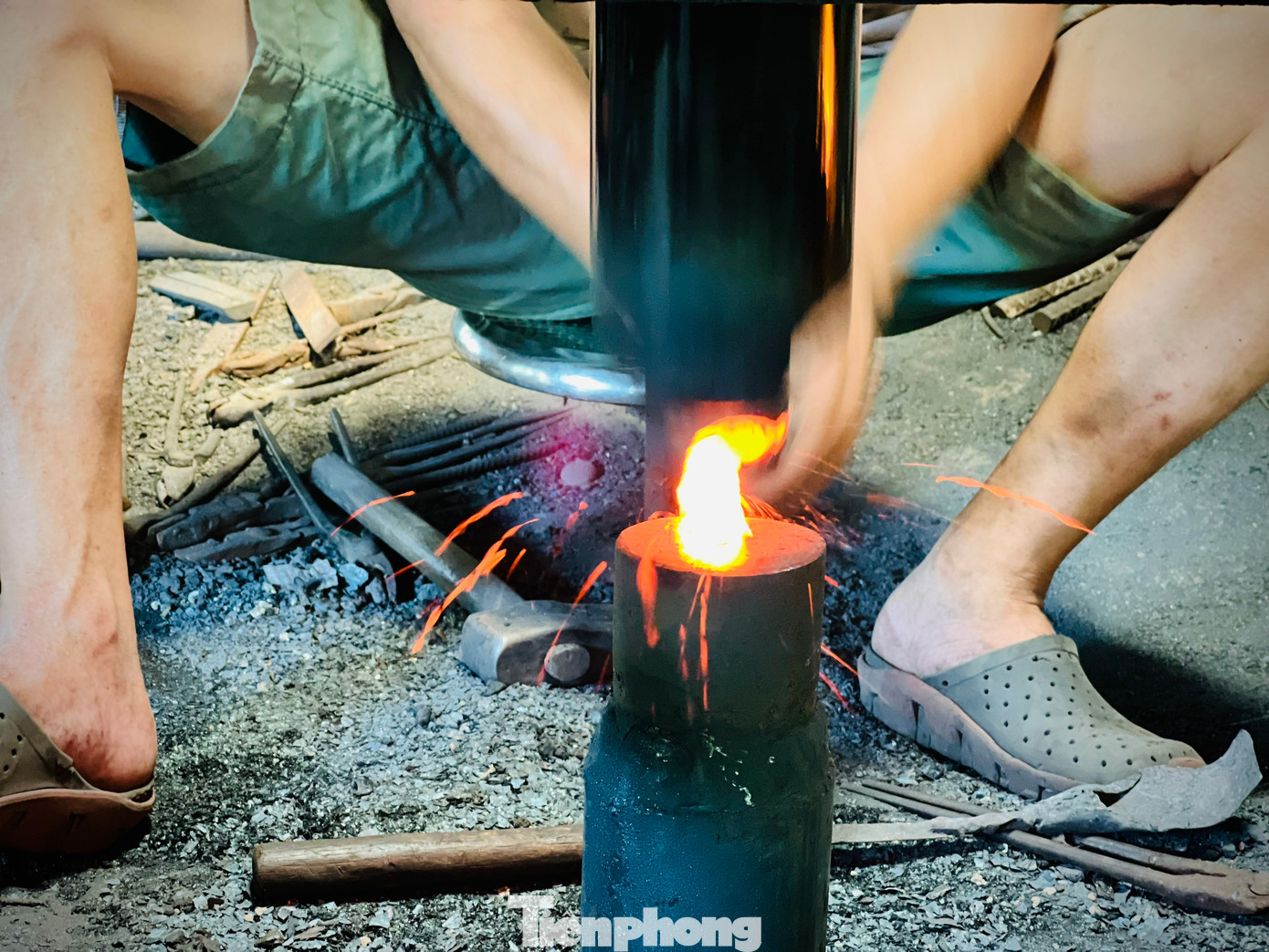 Dưới cái nắng như thiêu đốt của miền Trung, tiếng búa chan chát, kèm theo tiếng mài, tiếng dập... vang lên liên hồi, những người thợ ở làng rèn Minh Khánh vẫn miệt mài mưu sinh bên bếp than rực lửa.