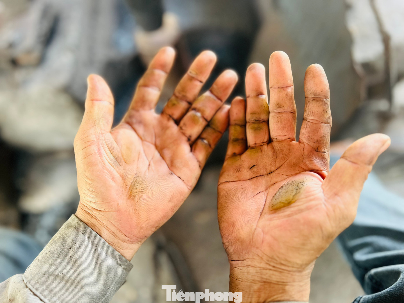 Tiếp xúc với nhiệt độ cao và dùng lực nhiều nên đôi bàn tay của những người thợ rèn lâu năm bị chai sần, thô cứng.