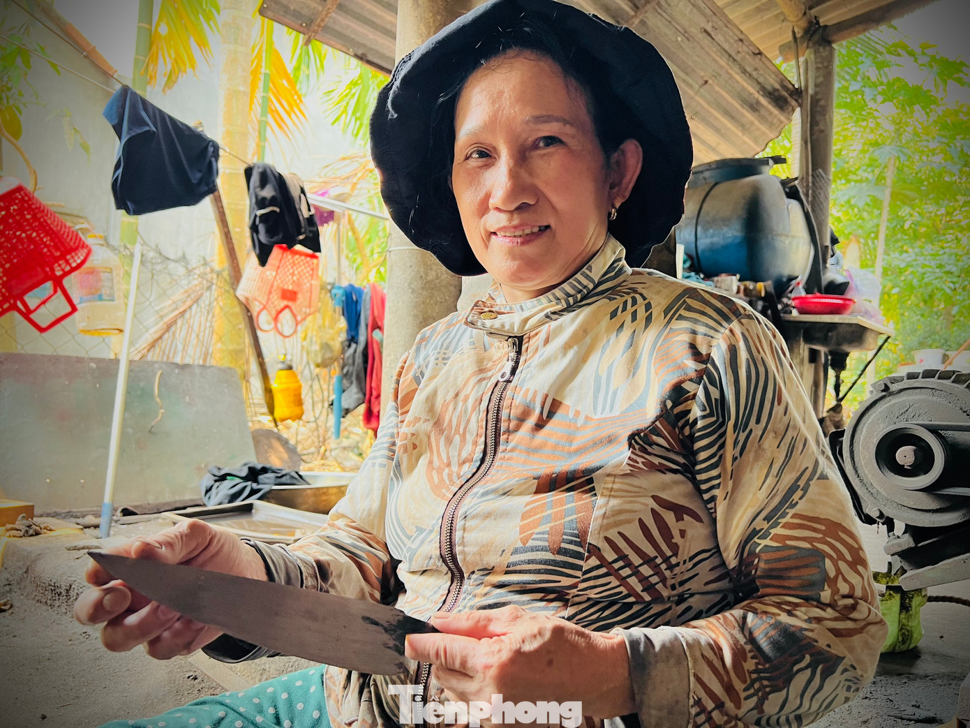 “Tôi là đời thứ 5 trong gia đình có truyền thống làm nghề rèn. Đây là nghề cha truyền con nối. Tôi kế thừa từ ba tôi, ba tôi kế thừa từ ông nội... Cứ thế truyền từ đời này sang đời khác, tính ra đã hơn 300 năm đỏ lửa”, ông Lý nói.