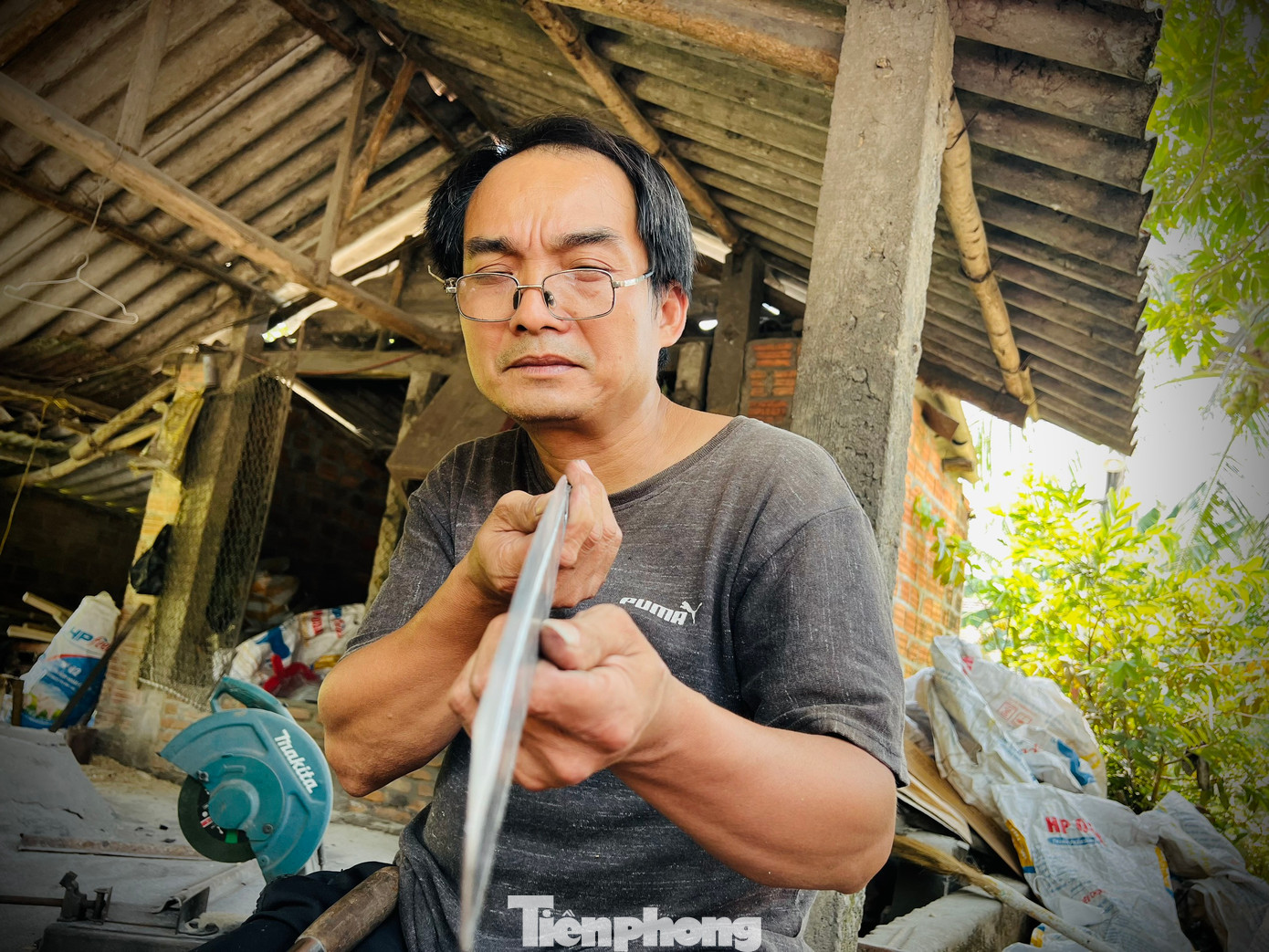 Mỗi năm làng rèn Minh Khánh (xã Tịnh Minh) sản xuất ra khoảng hơn 200.000 sản phẩm, chủ yếu là rựa, liềm, dao, xẻng, cuốc, búa.... các sản phẩm không chỉ tiêu thụ trong tỉnh mà còn được xuất đi các tỉnh phía Nam và Tây Nguyên.