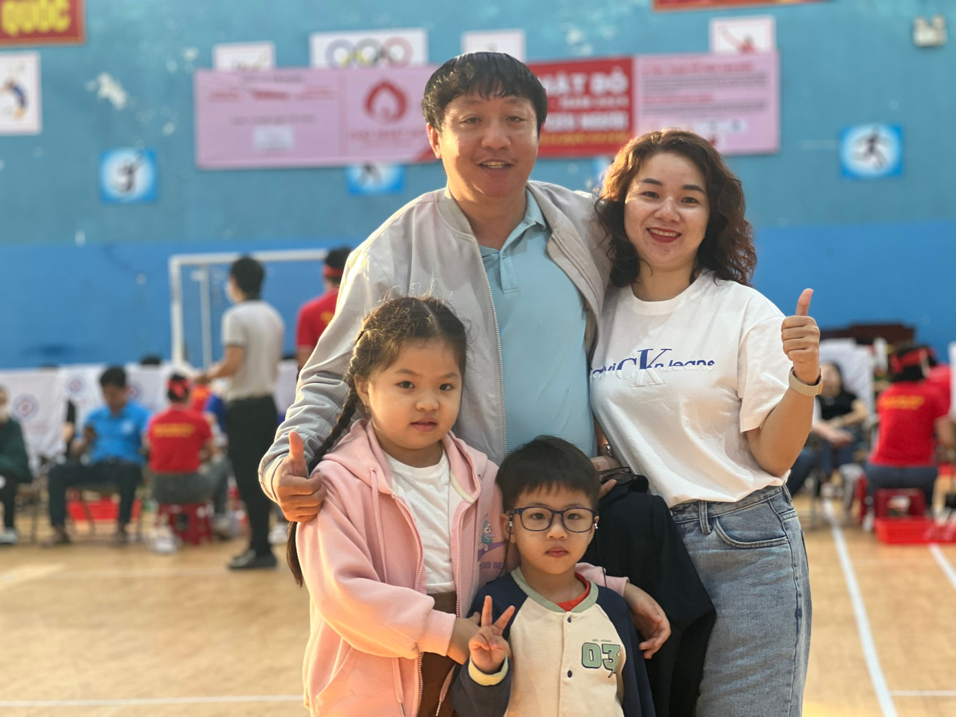 Nhiều gia đình cũng đưa theo con nhỏ đến với Chủ Nhật Đỏ.