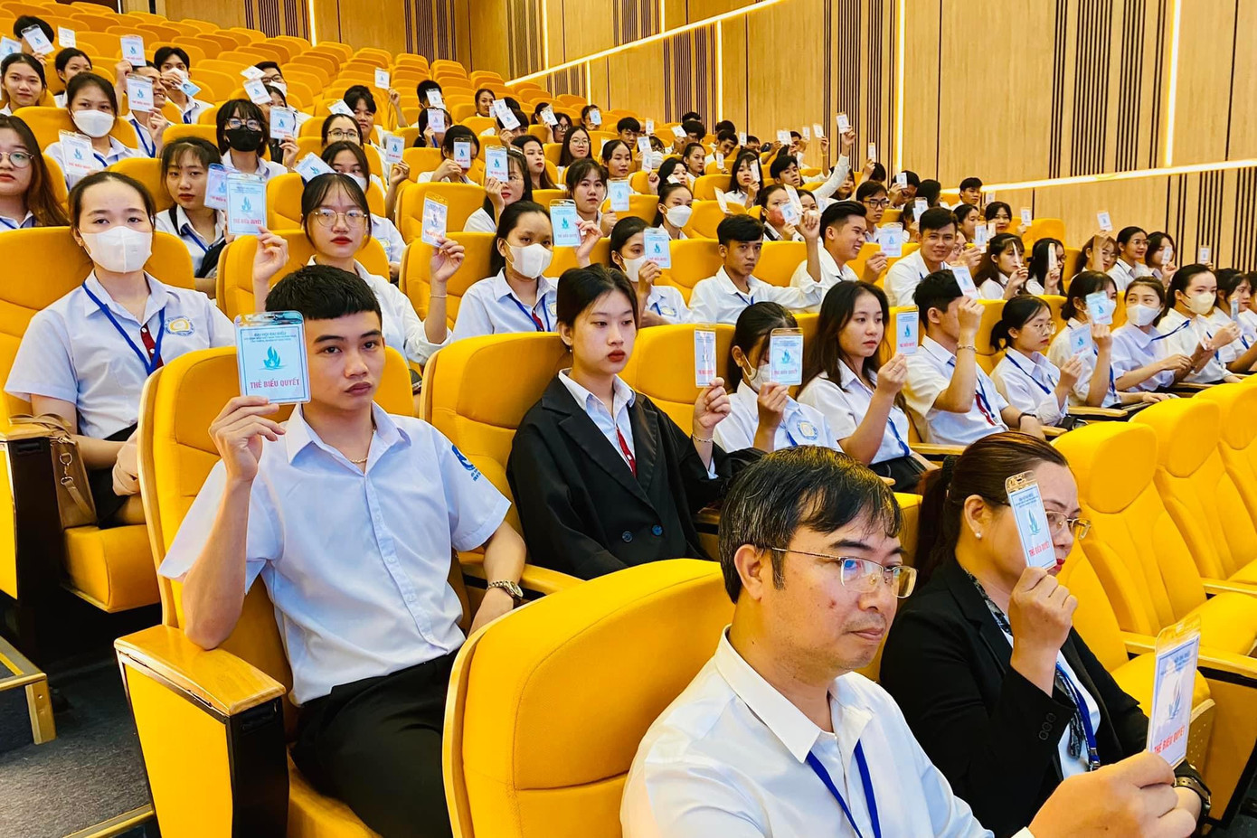 Đại biểu biểu quyết thông qua nội quy, quy chế, chương trình làm việc tại phiên khai mạc Đại biểu biểu quyết thông qua nội quy, quy chế, chương trình làm việc tại phiên khai mạc