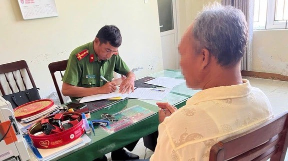 Người đàn ông đánh vợ dã man bị công an mời lên làm việc. Ảnh: Minh Trí Người đàn ông đánh vợ dã man bị công an mời lên làm việc. Ảnh: Minh Trí