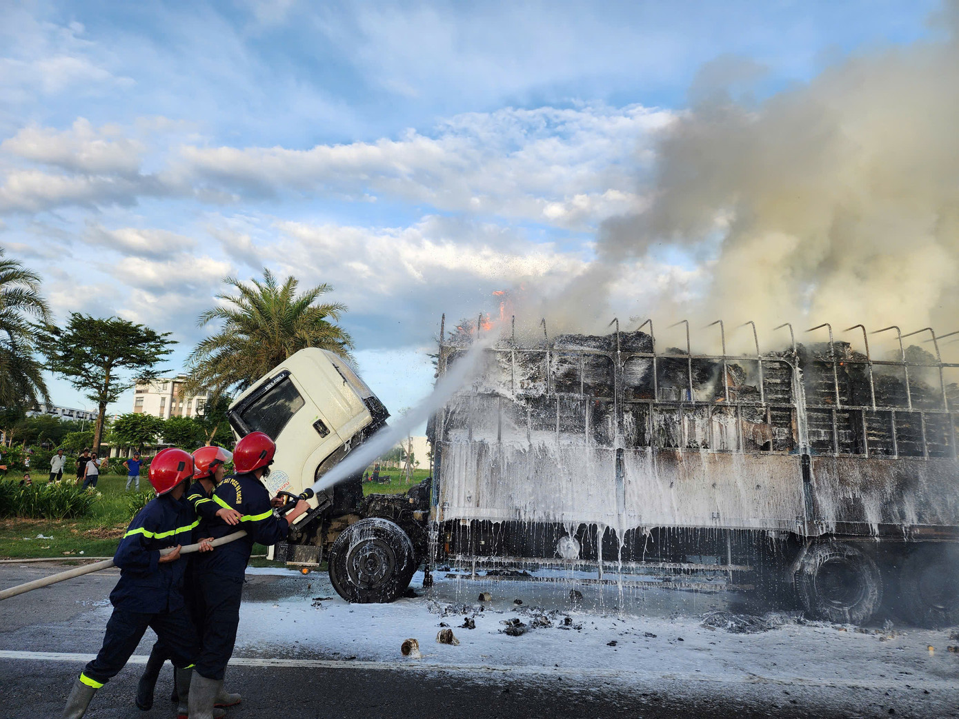 Lực lượng Cảnh sát PCCC&CNCH Công an tỉnh Quảng Ngãi nhanh chóng có mặt tại hiện trường dập lửa. Lực lượng Cảnh sát PCCC&CNCH Công an tỉnh Quảng Ngãi nhanh chóng có mặt tại hiện trường dập lửa.