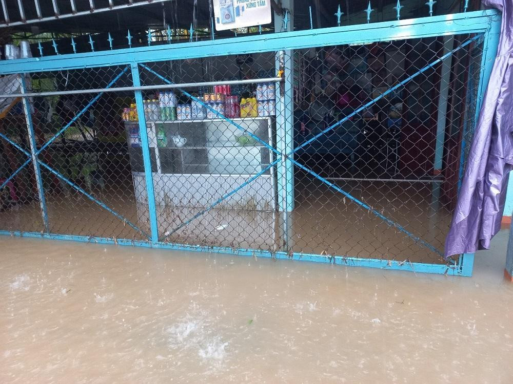 “UBND huyện cũng trang bị phương tiện cần thiết để kịp thời hỗ trợ di dời dân vùng nguy hiểm nếu nước lũ dâng cao trong đêm, chuẩn bị nguồn lương thực, nước uống để sẵn sàng cung cấp cho người dân nếu mưa lũ phức tạp, gây chia cắt nhiều ngày”, ông Nhu cho hay.